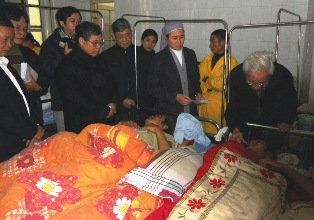 Visite des victimes du grave accident à Ngoc Lam