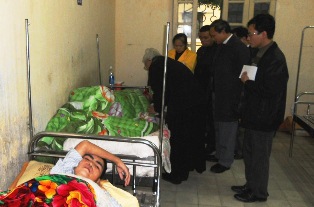 Visite des victimes du grave accident à Ngoc Lam
